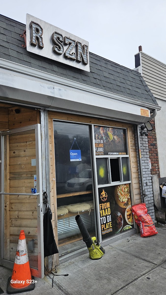 R'szn Caribbean Jerk Center